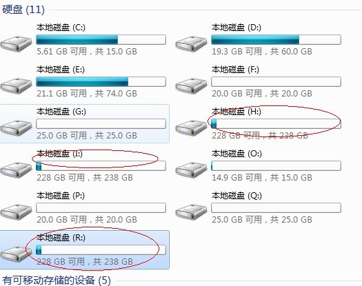 在这里就可以看到，红圈中的分区被分配了三个盘符